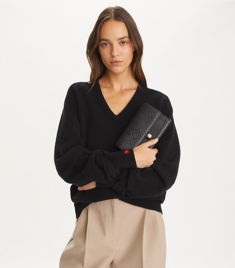 Tory Burch designer kleine taschen Geprägte Geldbörse mit T-Monogramm und Kette in Black additional on model