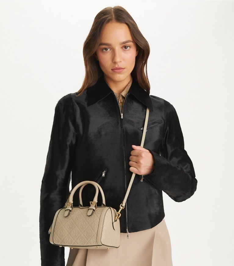 Tory Burch designer crossbody bags Geprägte Petite Barrel Bag mit T-Monogramm in Fresh Clay angle