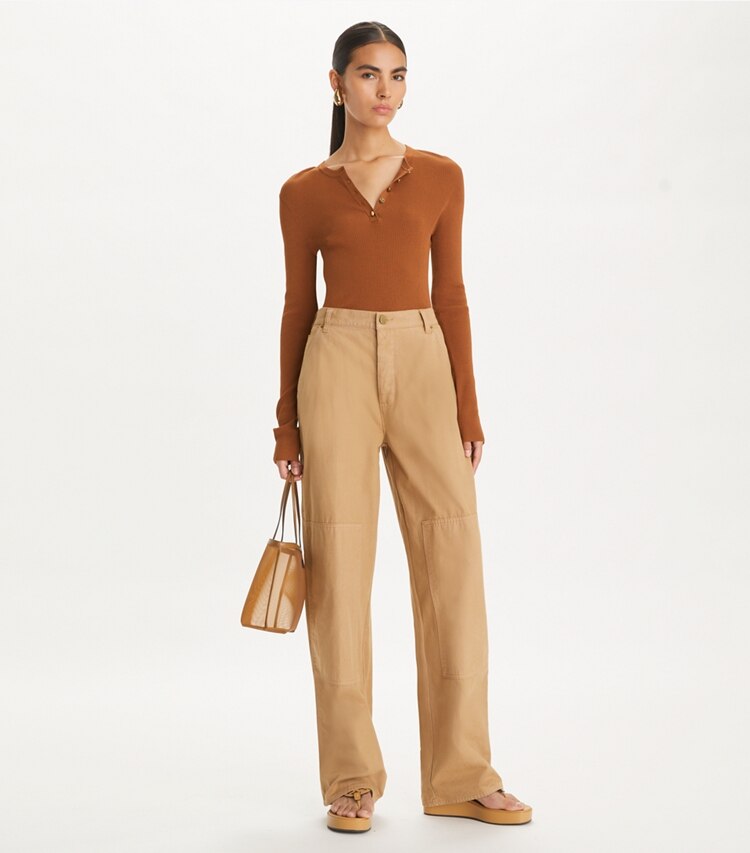 Tory Burch designer strickware Geripptes Henley-Top aus Viskose in Cinnamon modell von vorn