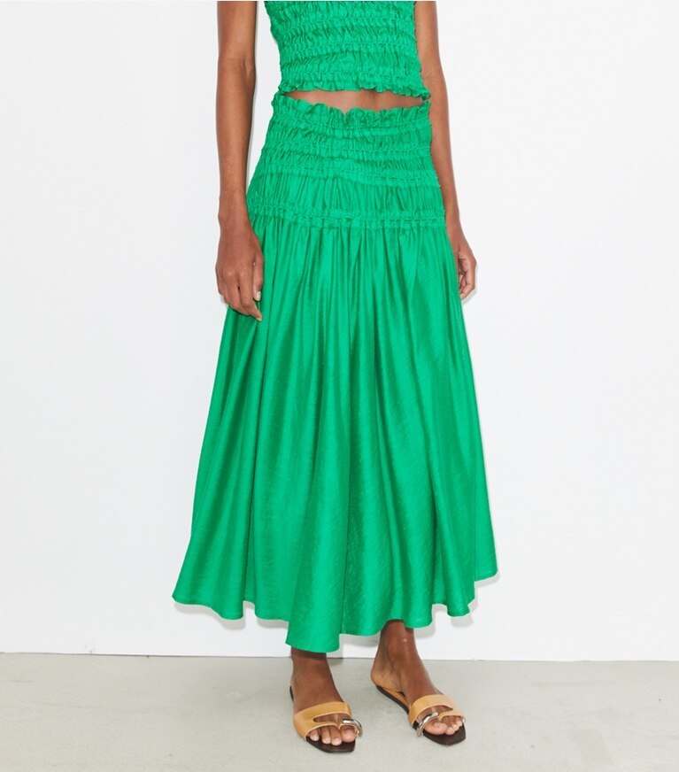 Tory Burch designer strandmode Gesmokter Rock aus Viskose in Spring Jade on model detail