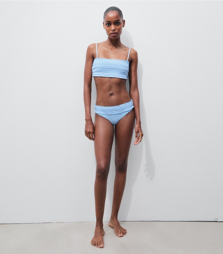 Tory Burch designer bikinis Gesmoktes Costa Bandeautop in Washed Sky / White modell von vorn