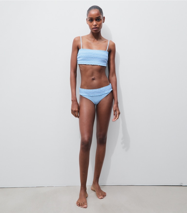 Tory Burch designer bikinis Gesmoktes Costa Bandeautop in Washed Sky / White modell von vorn