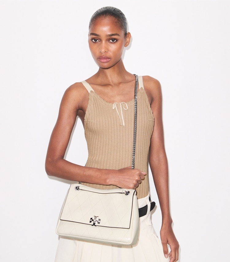 Tory Burch designer schultertaschen Gesteppte Charlie Schultertasche in Light Cream accessory on model