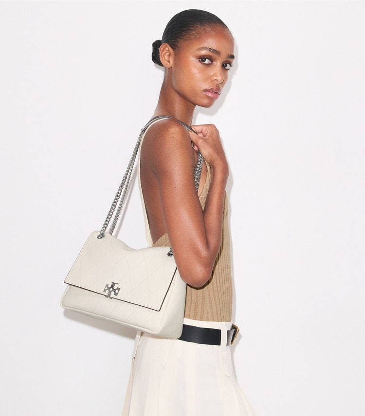 Tory Burch designer schultertaschen Gesteppte Charlie Schultertasche in Light Cream additional on model