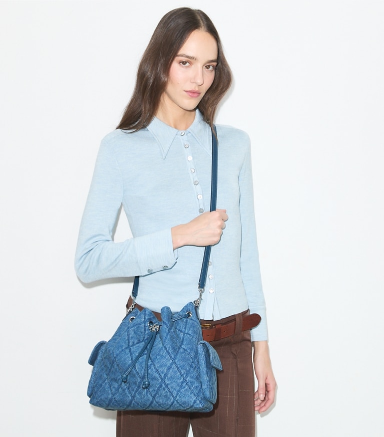 Tory Burch designer schultertaschen Gesteppte Charlie Schultertasche aus Denim mit Tunnelzug in Blue additional on model