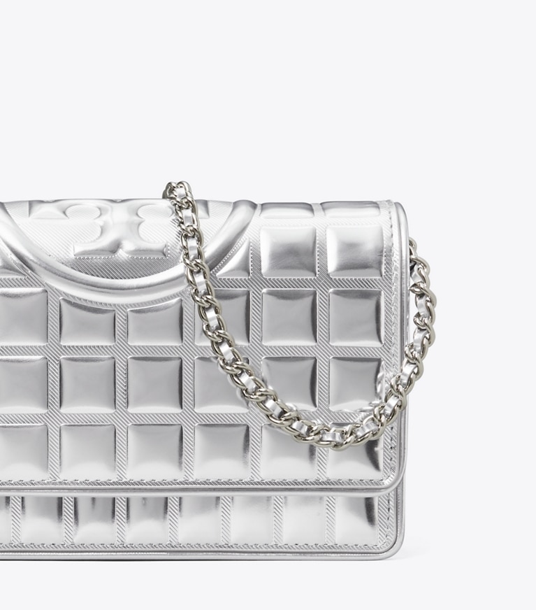 Tory Burch designer crossbody bags Gesteppte Fleming Geldbörse in Metallic mit Kette in Silver detail