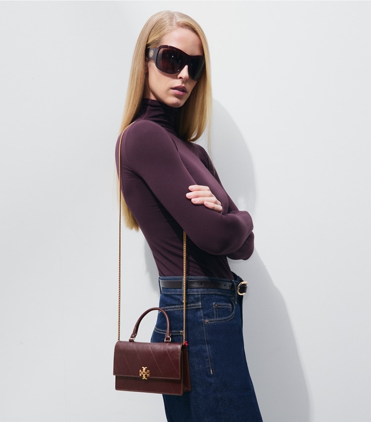 Tory Burch designer crossbody bags Gesteppte Mini Charlie Crossbody Bag mit Tragegriff oben in Vintage Bordeaux additional on model