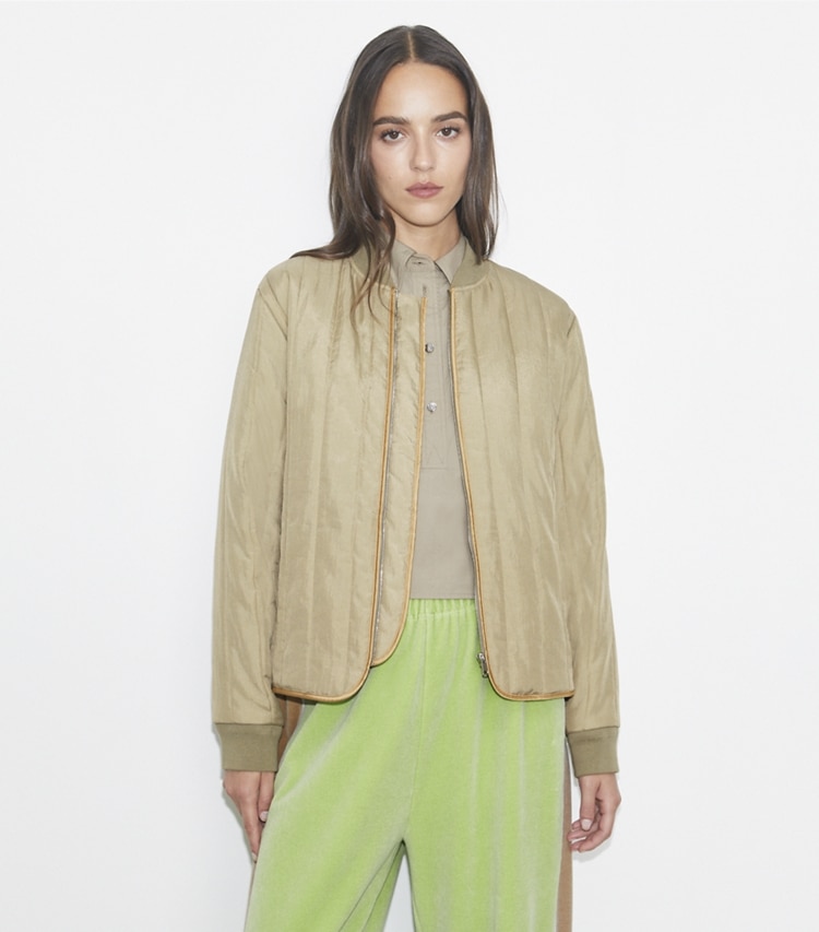 Tory Burch designer jacken Gesteppte Nylonjacke in Taupe Gray on model detail