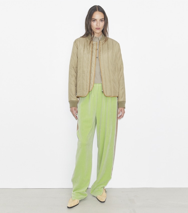 Tory Burch designer jacken Gesteppte Nylonjacke in Taupe Gray modell von vorn