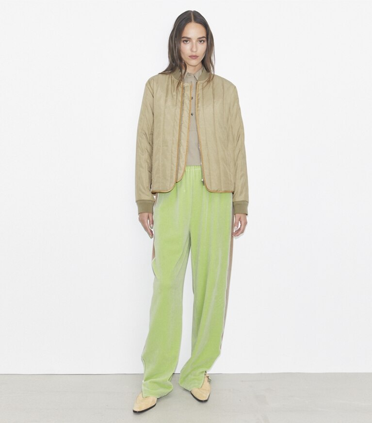 Tory Burch designer jacken Gesteppte Nylonjacke in Taupe Gray front