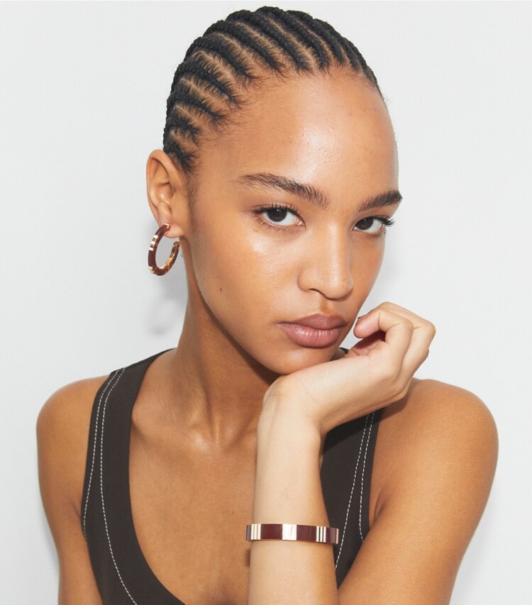 Tory Burch designer armbänder Gestreifter Armreif mit T in Tory Gold / Red / Navy accessory on model