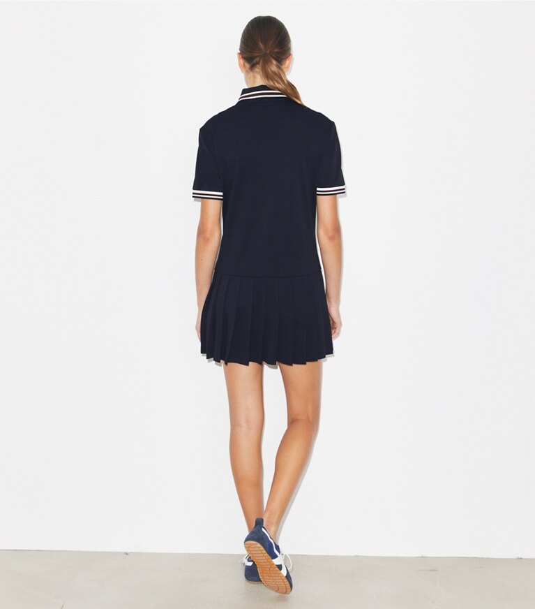 Tory Burch designer kleider Gestreiftes Polokleid aus Rippstrick in Medium Navy on model back