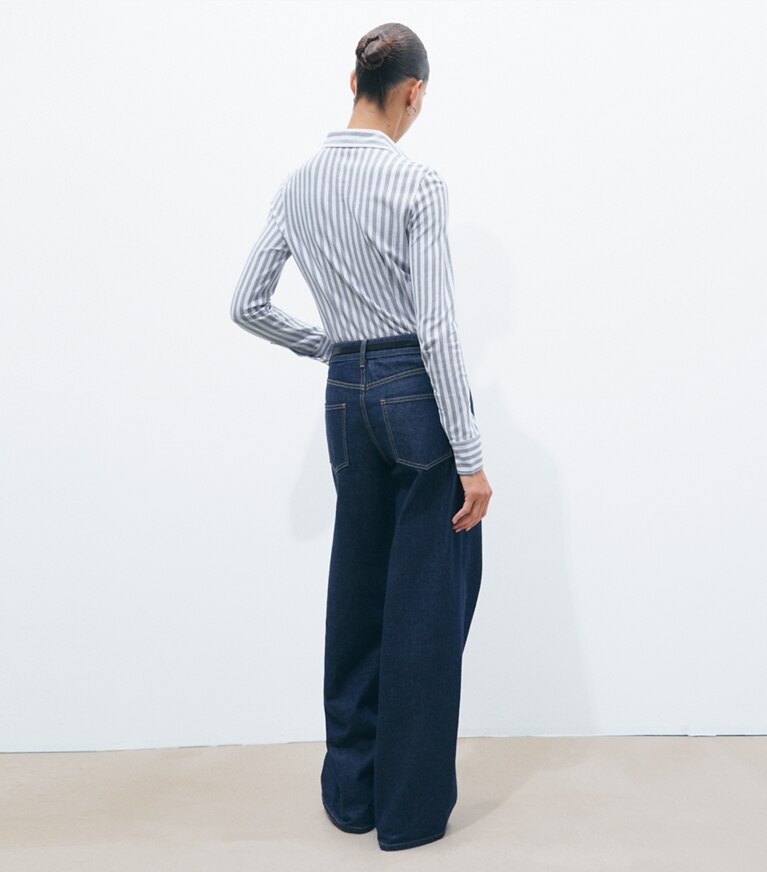 Tory Burch designer oberteile Gestreiftes Poloshirt aus Baumwoll-Piqué in Frozen Sky Stripe on model back