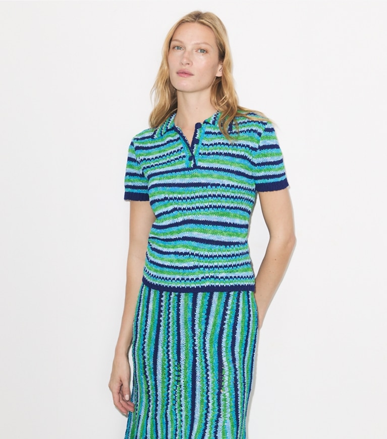 Tory Burch designer strickware Gestreiftes Poloshirt aus Baumwolle in Ocean / Light  Blue / Green on model detail