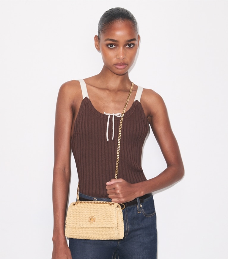 Tory Burch designer schultertaschen Gewebte Mini Kira Schultertasche mit Drehverschluss in Natural accessory on model