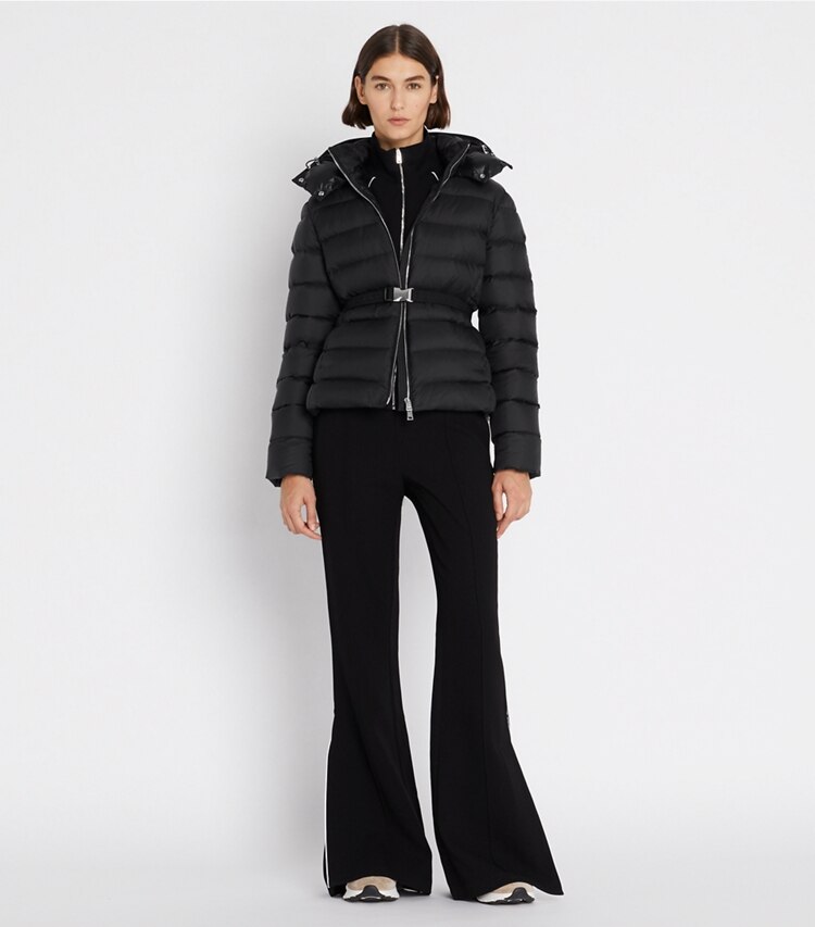 Tory Sport designer cappotti Giacca imbottita con cintura in Black parte anteriore su modella