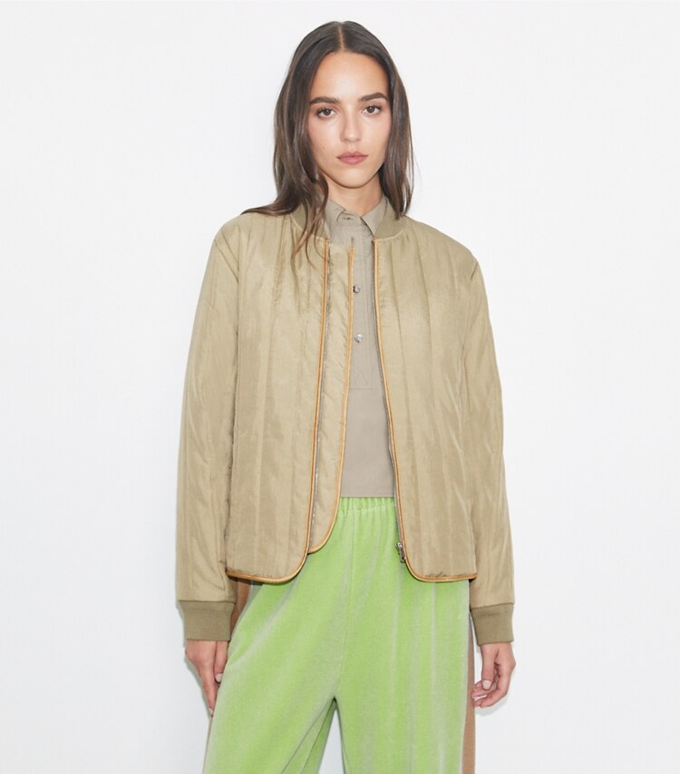 Tory Burch designer giacche Giacca in nylon matelassé in Taupe Gray on model detail