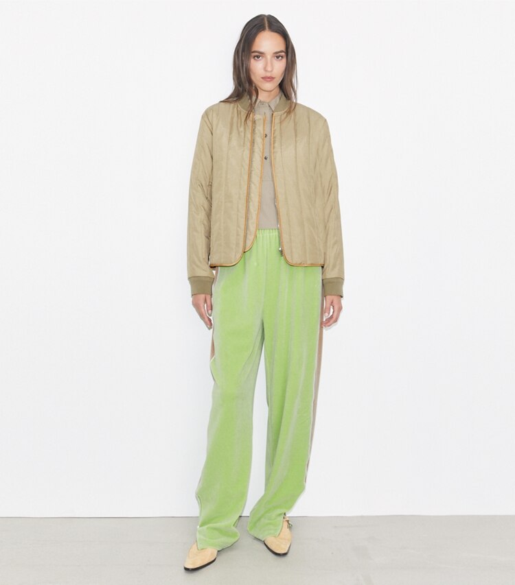 Tory Burch designer giacche Giacca in nylon matelassé in Taupe Gray parte anteriore su modella