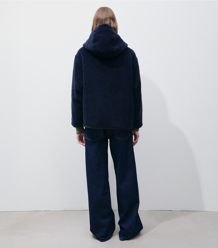 Tory Burch designer cappotti Giacca in pile con logo in Medium Navy on model back