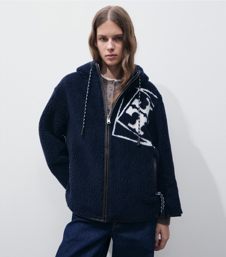 Tory Burch designer cappotti Giacca in pile con logo in Medium Navy on model detail