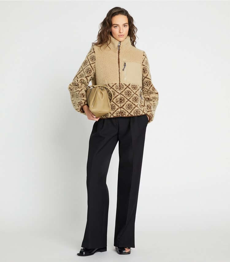 Tory Burch designer cappotti Giacca in pile T Monogram in Oatmeal parte anteriore su modella