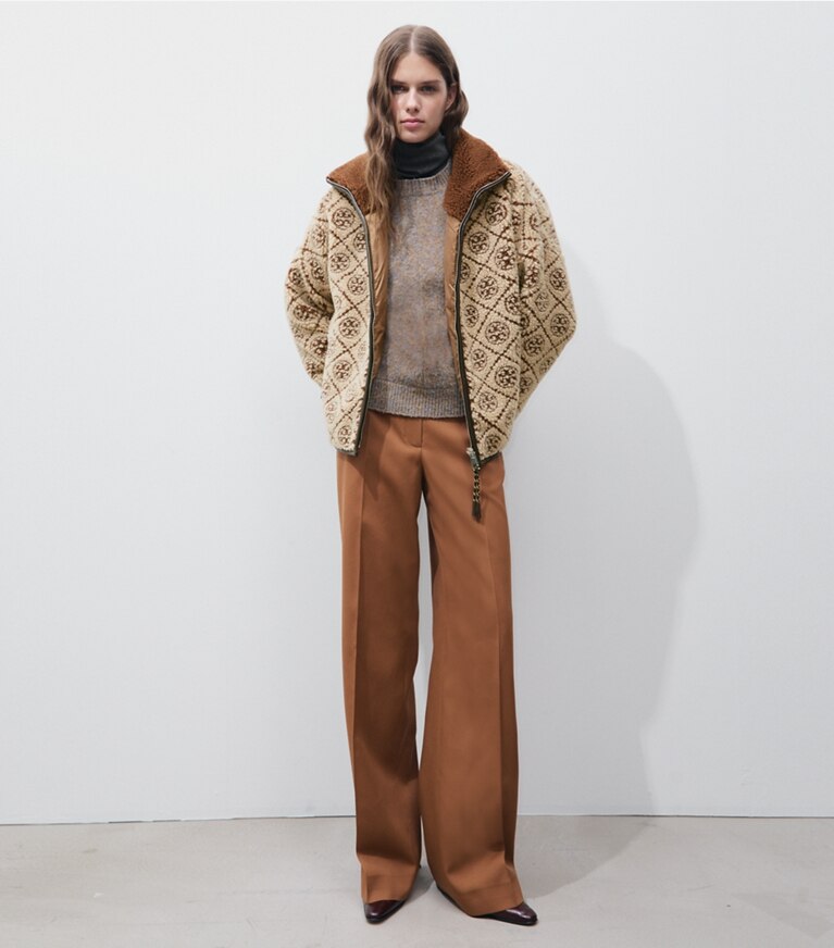 Tory Burch designer cappotti Giacca in pile T Monogram in Oatmeal parte anteriore su modella