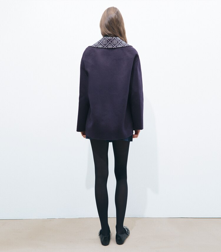 Tory Burch designer cappotti Giaccone in lana T Monogram in Medium Navy/Gray Logo Allover on model back