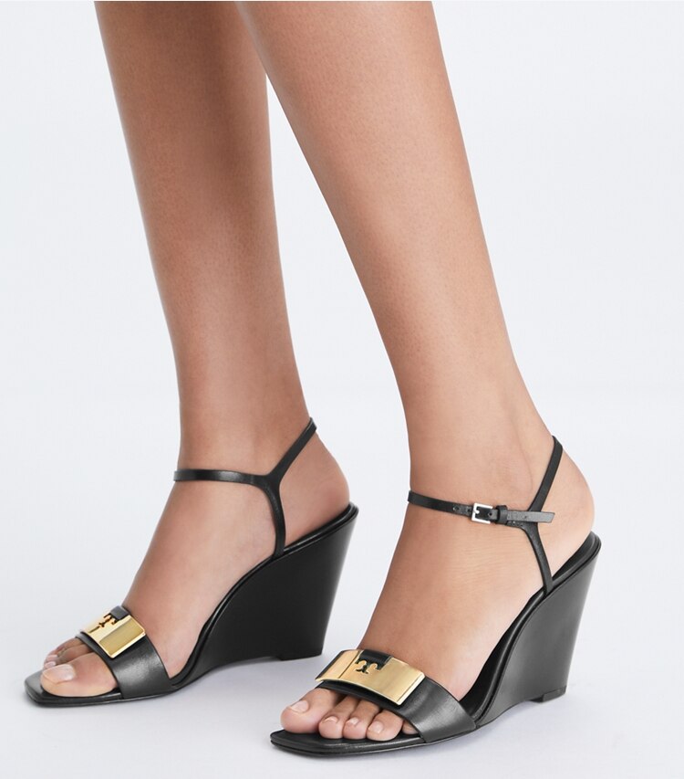 Tory Burch designer sandalen Gigi Sandale mit Keilabsatz in PERFECT BLACK / GOLD additional on model