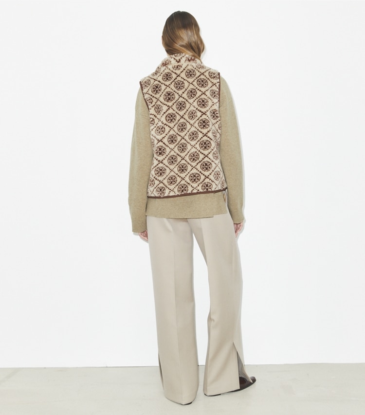 Tory Burch designer manteaux Gilet sans manches T Monogram en polaire in Oatmeal T Monogram on model back