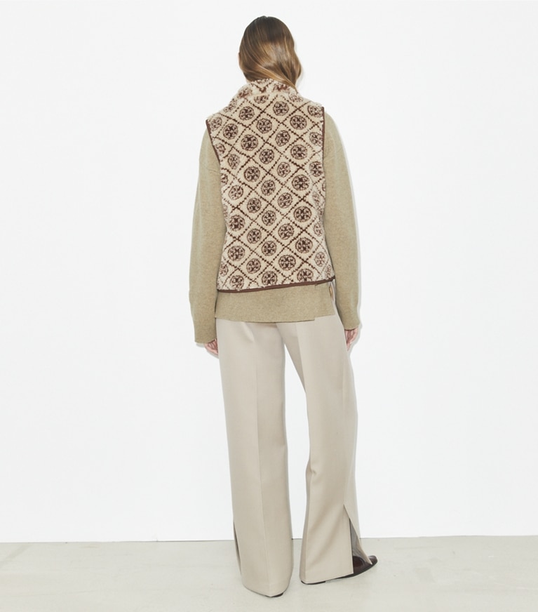 Tory Burch designer manteaux Gilet sans manches T Monogram en polaire in Oatmeal T Monogram front