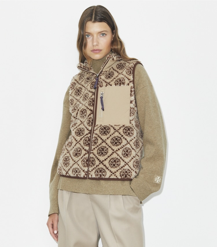 Tory Burch designer manteaux Gilet sans manches T Monogram en polaire in Oatmeal T Monogram on model detail