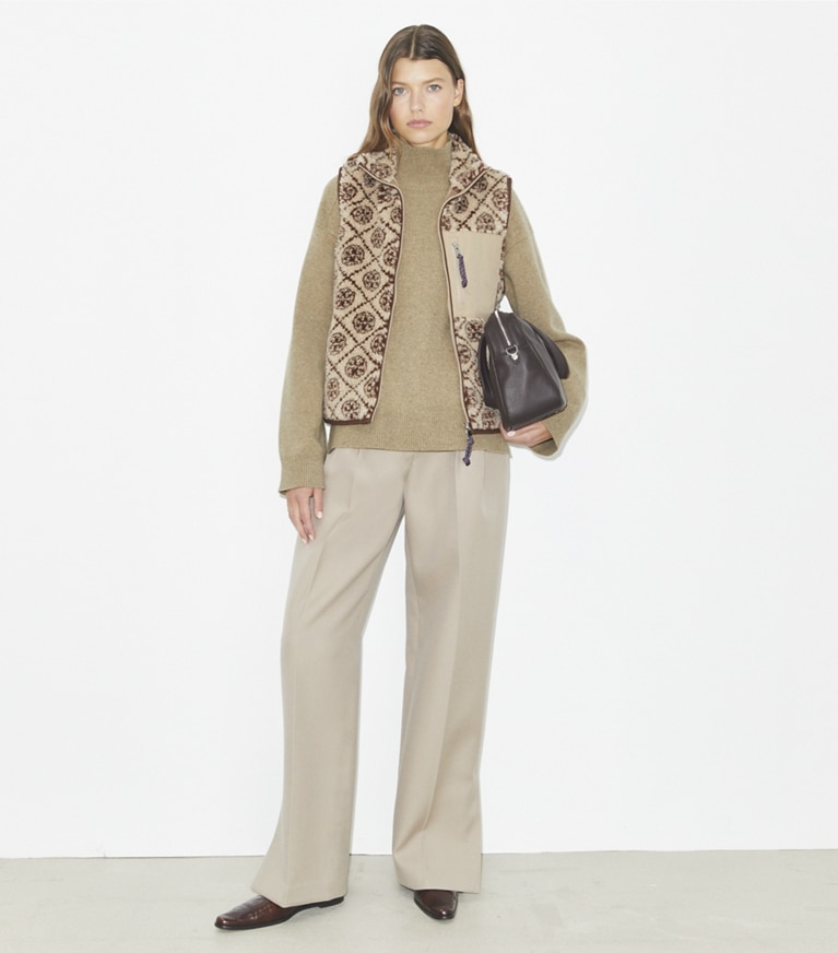 Tory Burch designer manteaux Gilet sans manches T Monogram en polaire in Oatmeal T Monogram front