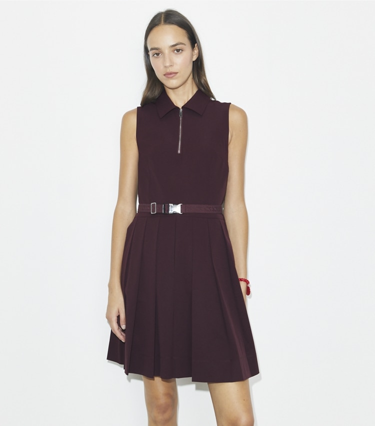 Tory Burch designer kleider Golfkleid mit Stretchanteil und Falten in Dark Sangria on model detail
