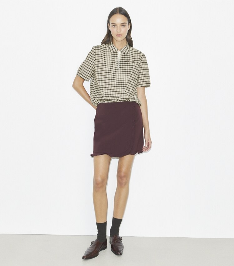 Tory Burch designer unterteile Golfrock mit Rüschen und Stretchanteil in Dark Sangria modell von vorn