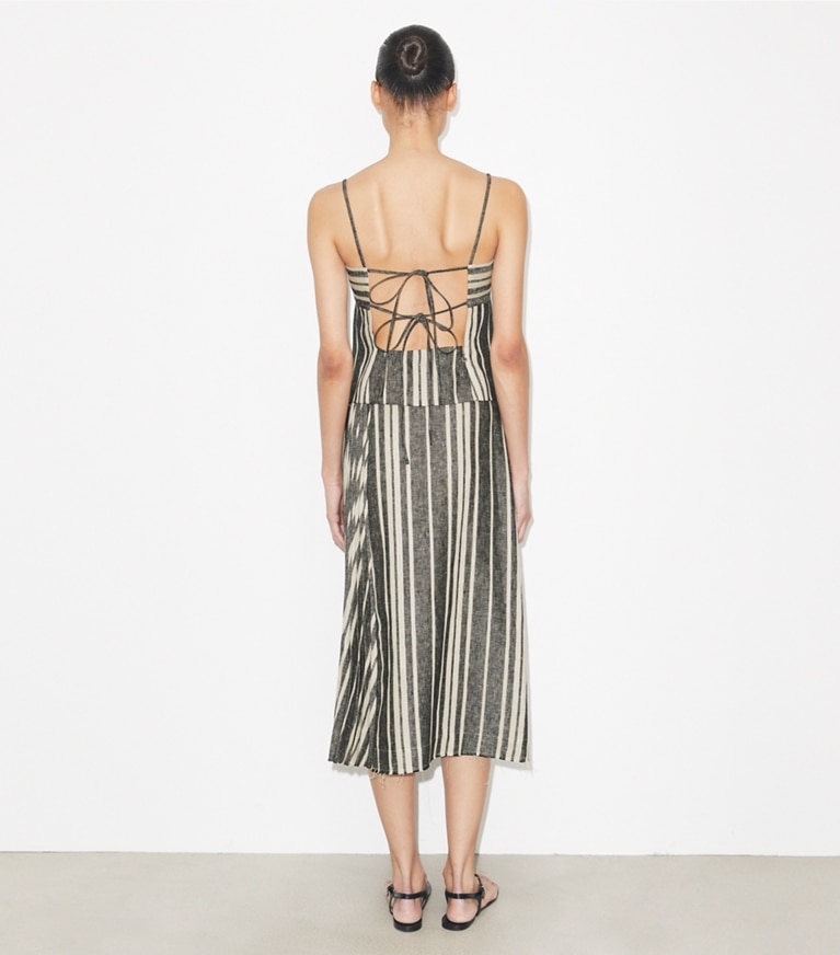 Tory Burch designer copricostume Gonna a portafoglio in lino in Black / Ivory on model back