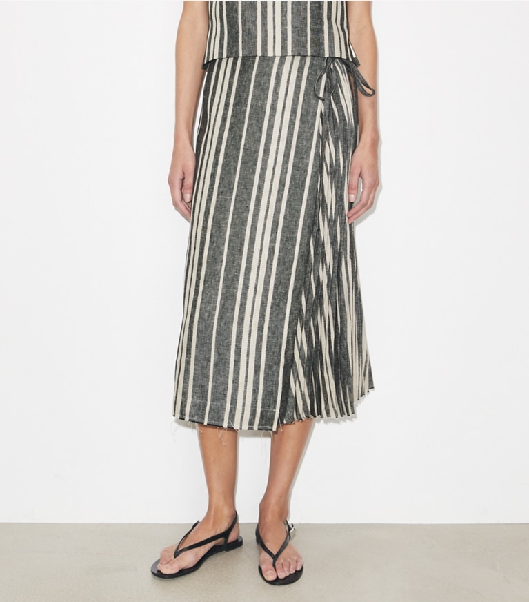 Tory Burch designer copricostume Gonna a portafoglio in lino in Black / Ivory on model detail