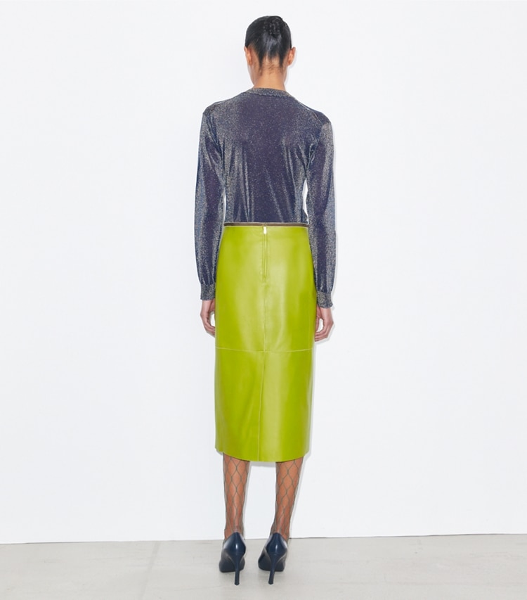 Tory Burch designer pantaloni Gonna a tubino in pelle in Leaf Green on model back