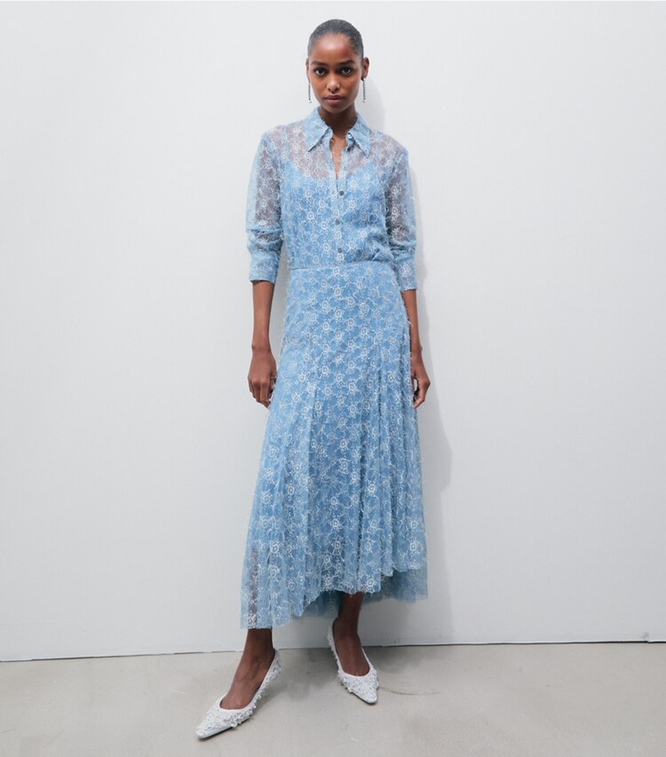 Tory Burch designer pantaloni Gonna Chantilly in pizzo a balze in Blue Porcelain parte anteriore su modella