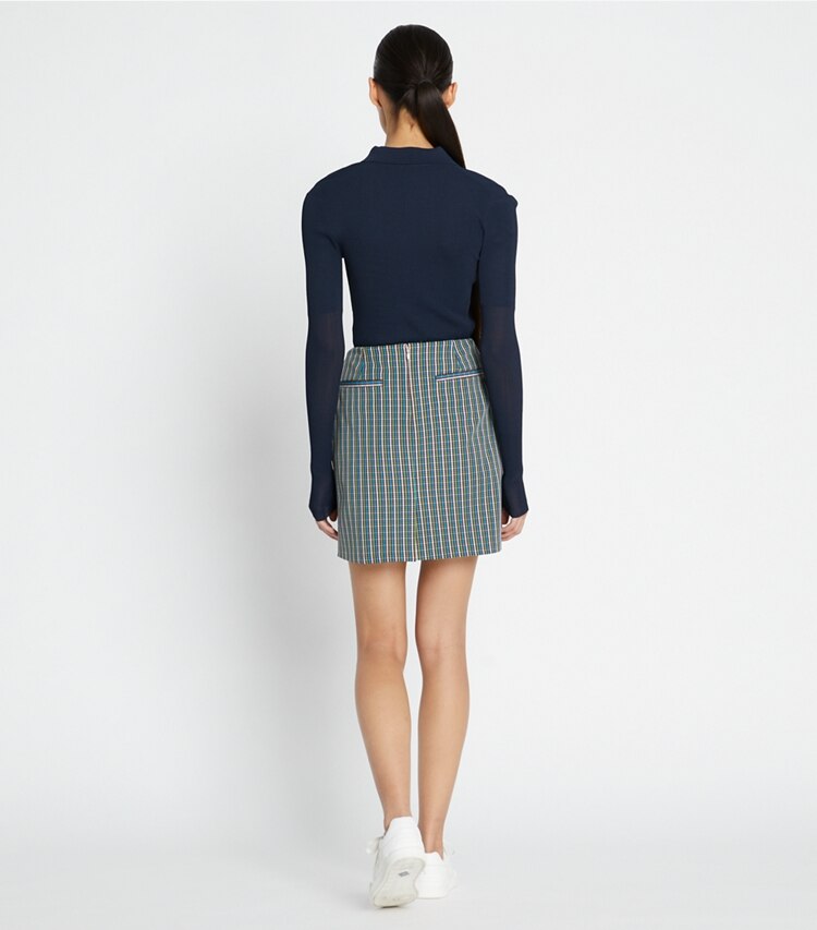 Tory Sport designer pantaloni Gonna da golf con pieghe in twill in Winetasting Pincheck Plaid on model back