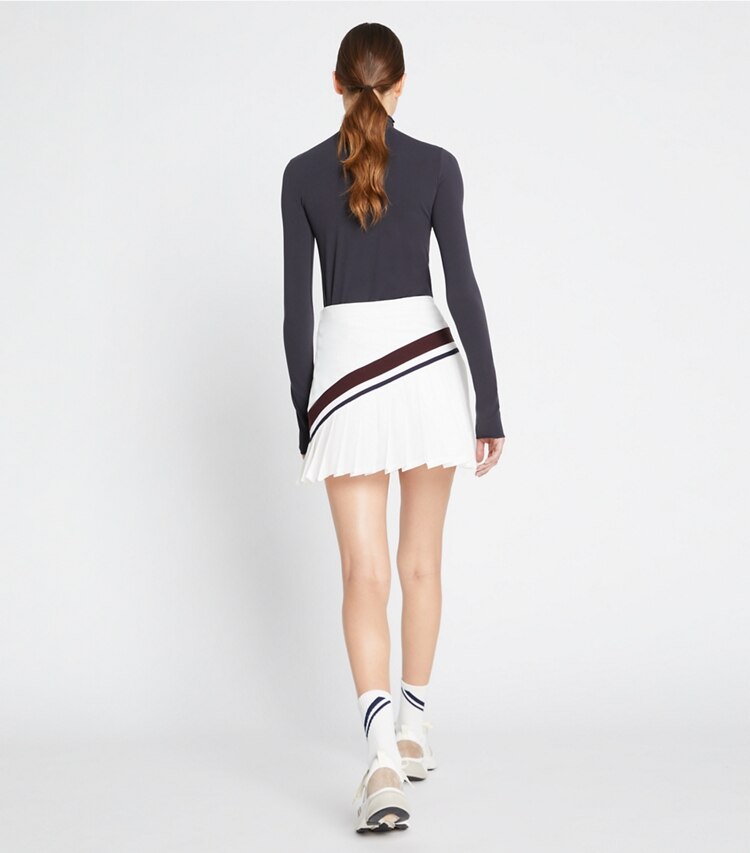 Tory Sport designer pantaloni Gonna da tennis a pieghe chevron in Snow White / Winetasting on model back