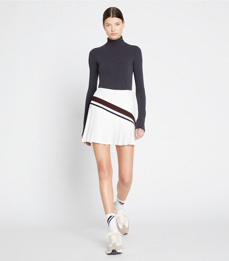 Tory Sport designer pantaloni Gonna da tennis a pieghe chevron in Snow White / Winetasting parte anteriore su modella