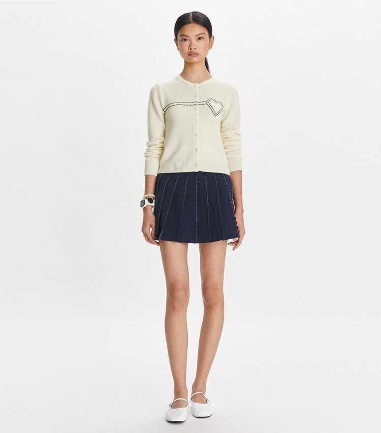 Tory Sport designer pantaloni Gonna da tennis elasticizzata con pieghe cucite in Tory Navy parte anteriore su modella