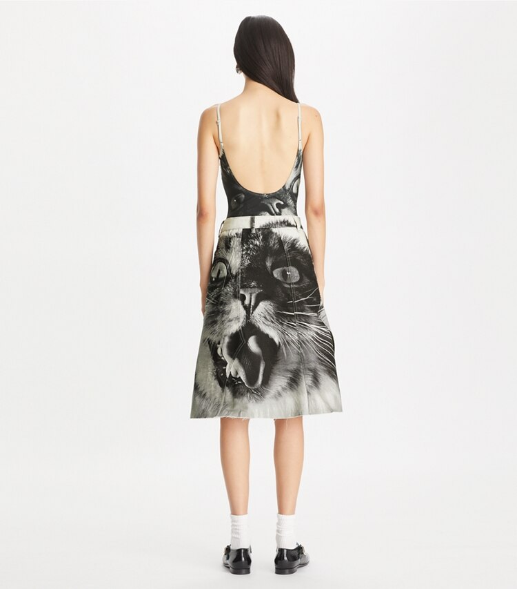 Tory Burch designer pantaloni Gonna in denim con stampa con gatto in Gray Cat Portrait on model back