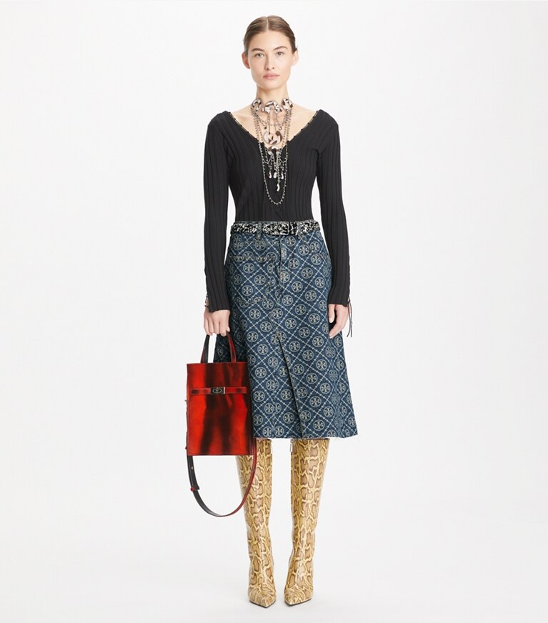 Tory Burch designer pantaloni Gonna in denim destrutturata in T-Monogram Vintage Wash parte anteriore su modella