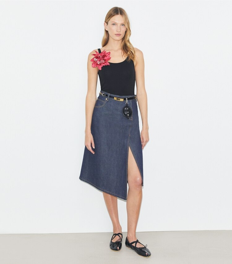 Tory Burch designer pantaloni Gonna in denim di cotone in Raw/Unwashed parte anteriore su modella