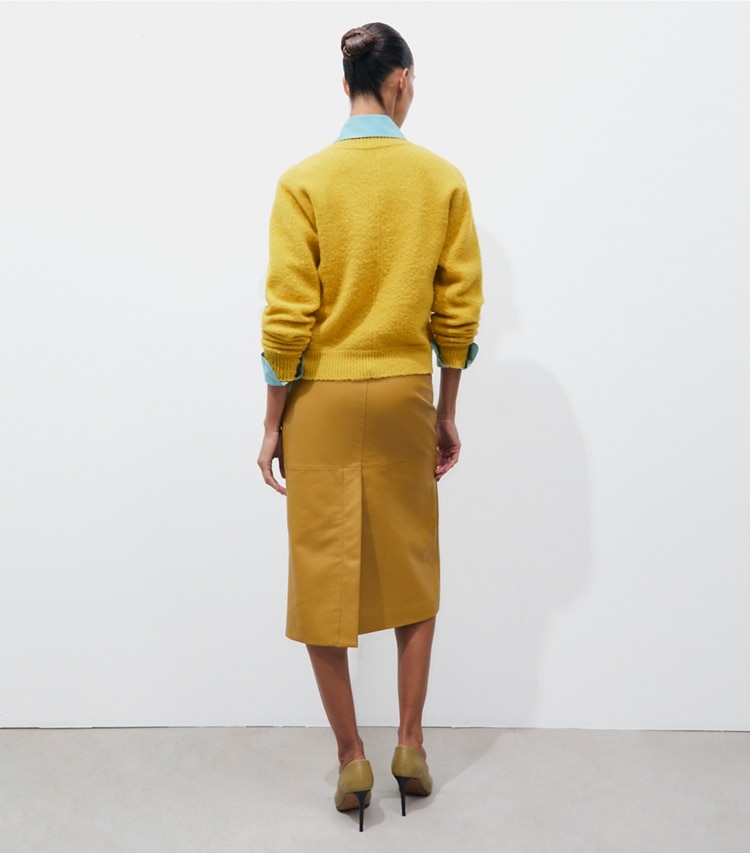 Tory Burch designer pantaloni Gonna in pelle in Sienna Gold on model back