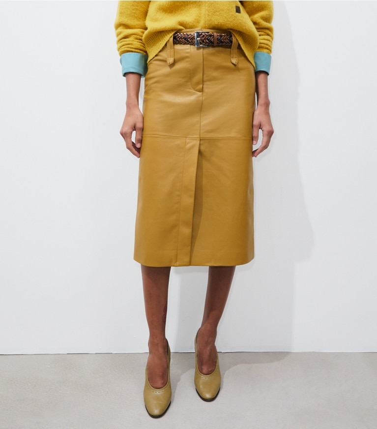 Tory Burch designer pantaloni Gonna in pelle in Sienna Gold on model detail