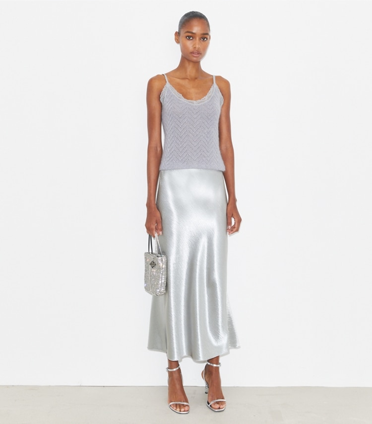 Tory Burch designer pantaloni Gonna in raso in Quartz Gray parte anteriore su modella