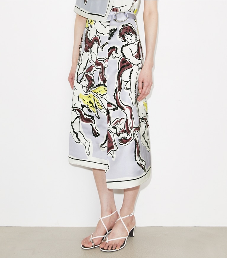 Tory Burch designer pantaloni Gonna in raso stampato in Lilac Cherubs on model detail