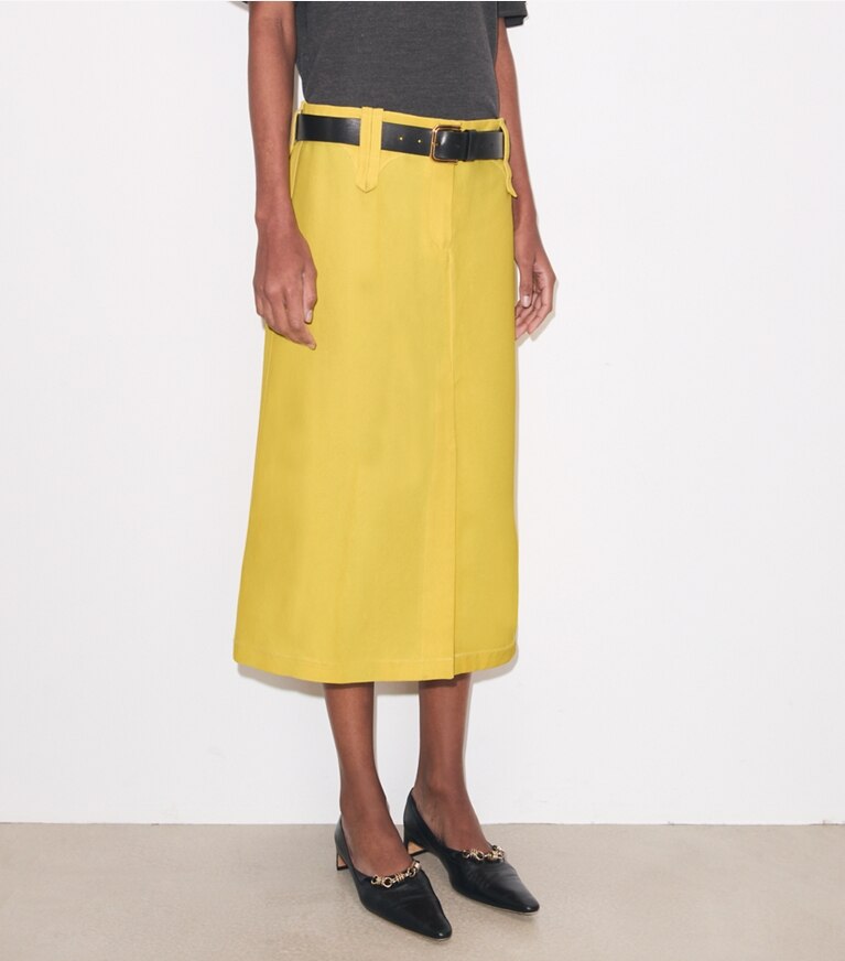 Tory Burch designer pantaloni Gonna in tela cerata in Banana on model detail